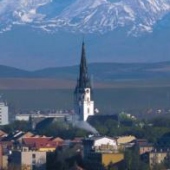 MESTO SPIŠSKÁ NOVÁ VES: Veža neogotického kostola a v pozadí Vysoké Tatry