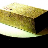 NÁRODNÁ BANKA SLOVENSKA - MÚZEUM MINCÍ A MEDAILÍ KREMNICA: Symbolická zlatá tehla v baníckej časti expozície Líce a rub peňazí