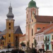 MESTO ROŽŇAVA: Severozápadná časť námestia s gotickou katedrálou a františkánskym kostolom