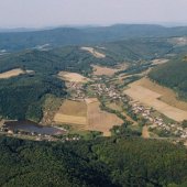 OBEC ŠIATORSKÁ BUKOVINKA: Letecký záber na obec s hradom Šomoška