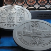 MESTO LEVOČA: Plastika pamätnej mince, ktorá bola vydaná pri príležitosti 500. výročia dokončenia oltára Majstra Pavla