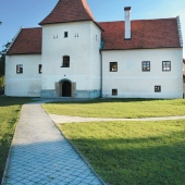 Mesto Patrizánske - Jeden z najstarších zachovaných goticko - renesančný kaštieľ Vodný hrad v Šimonovanoch Mesto Patrizánske - Jeden z najstarších zachovaných goticko - renesančný kaštieľ Vodný hrad v Šimonovanoch